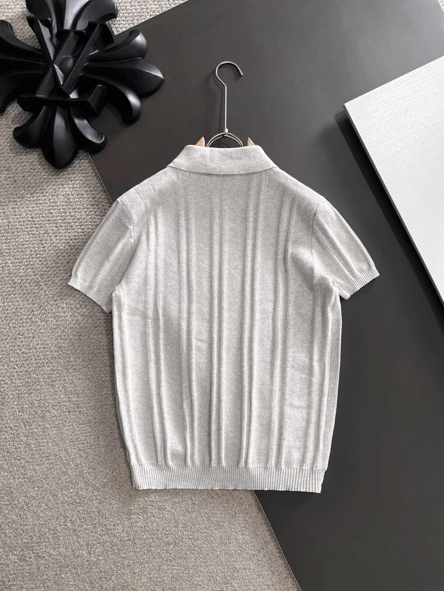 Next day shipment LP high quality Loro Piana 26ss New Arrival men's short-sleeved T-shirt Made of combed cotton yarn knitted cotton fabric, no pressure when entering and exiting the counter Exclusive control of raw materials It feels substantial when weighed, and the upper body is more textured than ordinary T-shirts. This texture can cope with the weather easily and is suitable for both hot and cold! Loose fit design, looks noble. The only correct version is available Size: M to XXXL